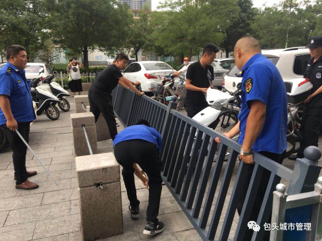 人行通道私自安装栏杆,人行便道护栏