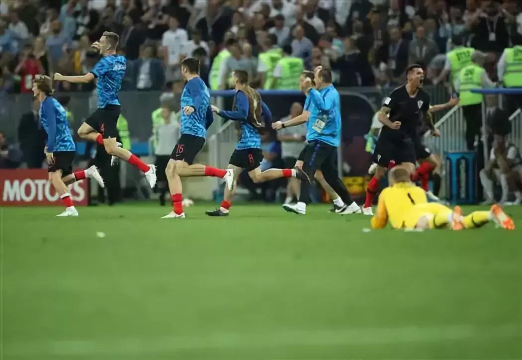 足球回不了家，哨响那一刻才知道，快乐只是你穿的保护色