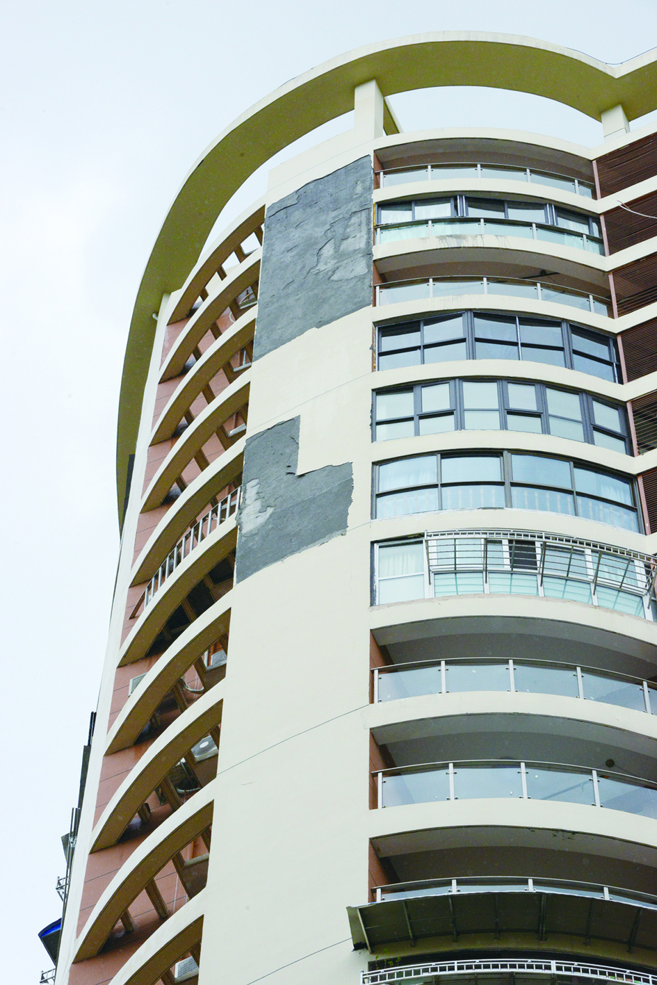 台风外墙脱落怎么处理,台风玛莉亚掀翻厂房的原因