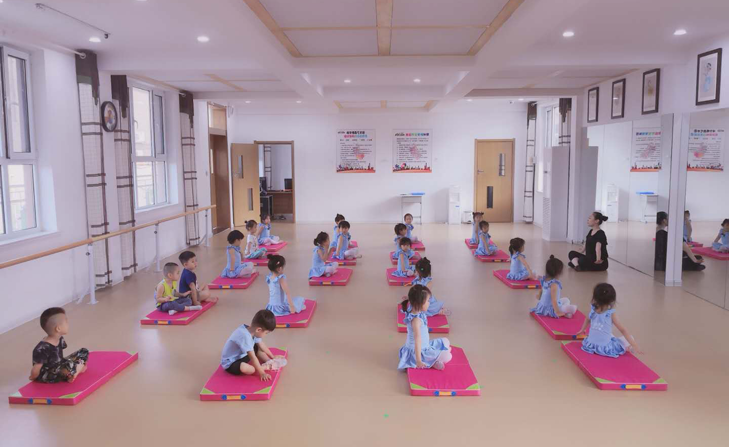 舞蹈课捉泥鳅,舞蹈课亲子游戏捉泥鳅