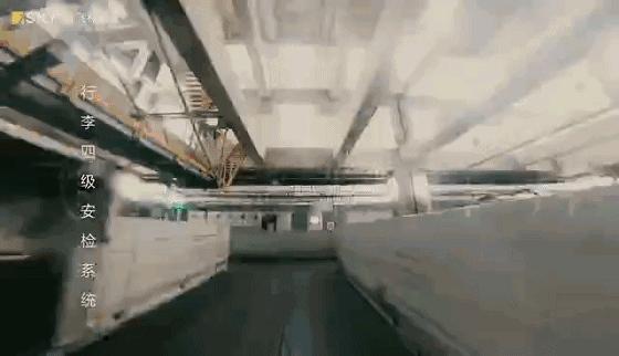 我们的行李是怎么上飞机的,飞机上的行李是怎么上去的