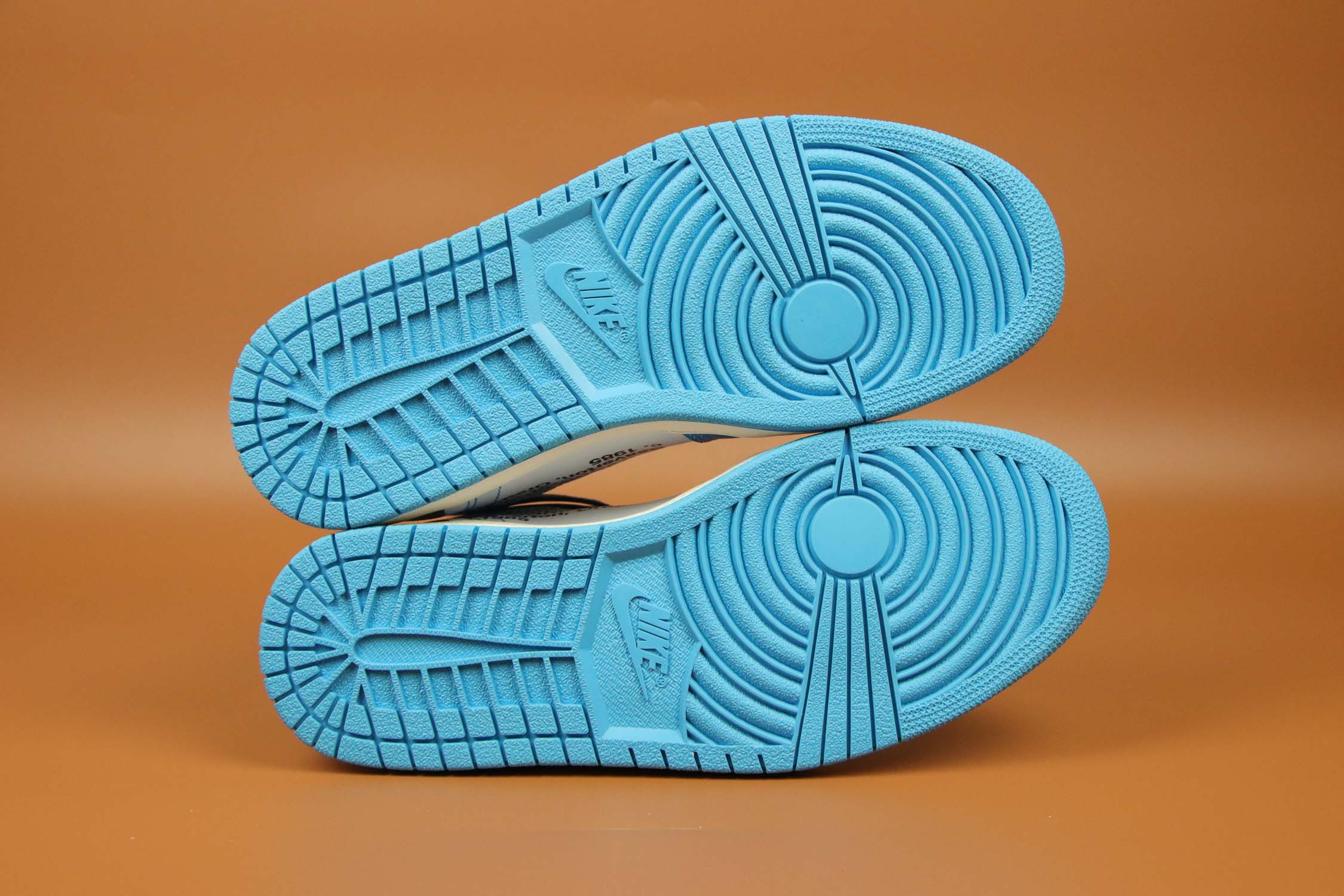 aj1北卡蓝联名ow什么皮面的,ow联名aj1北卡蓝明星穿搭