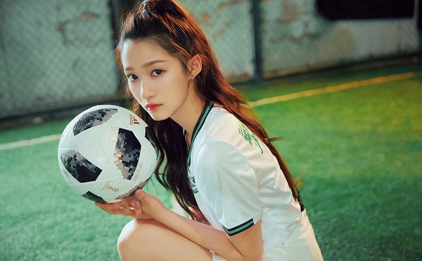 杨幂一袭红裙靓丽,杨幂穿足球衣图片