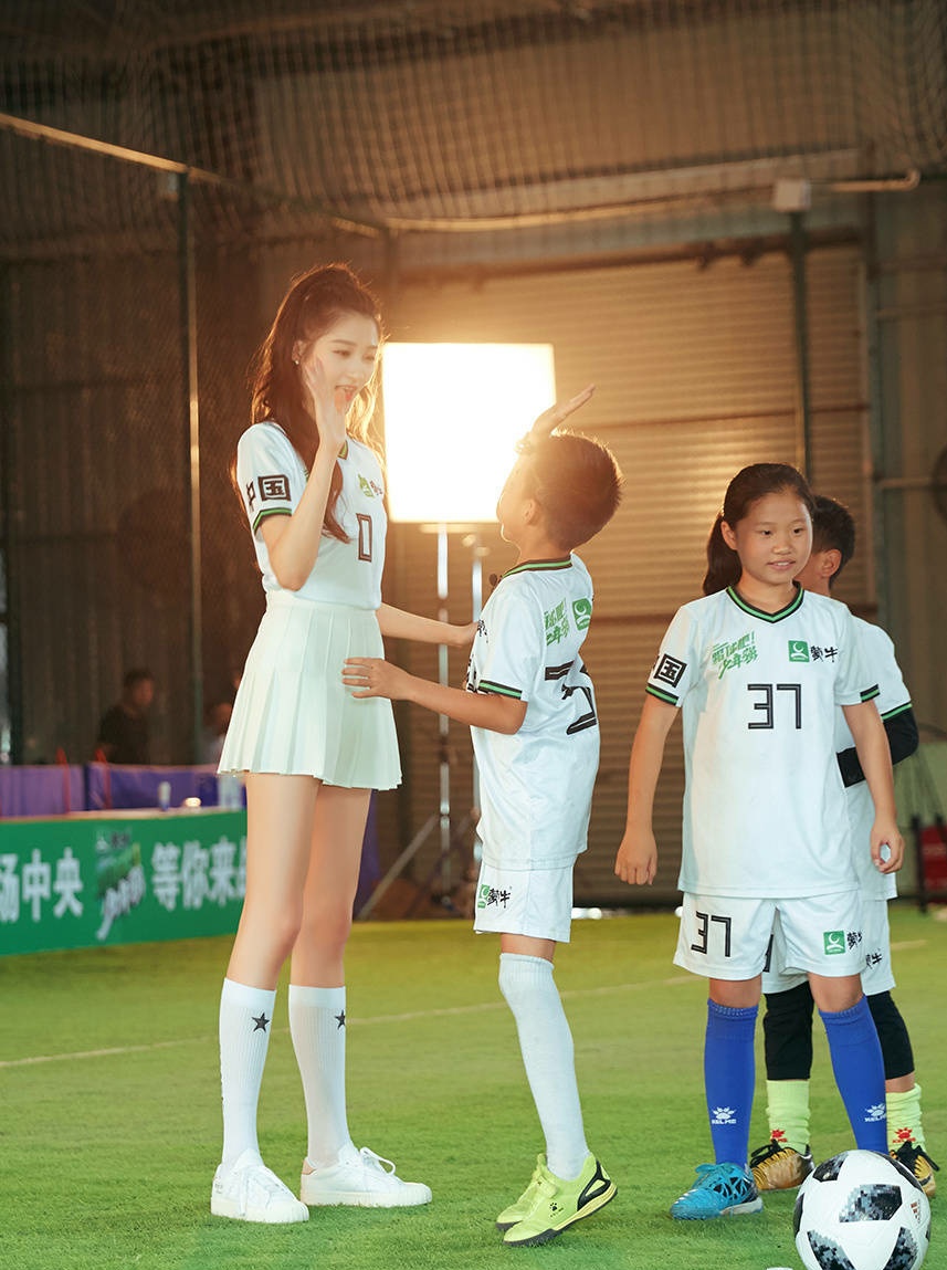 杨幂一袭红裙靓丽,杨幂穿足球衣图片