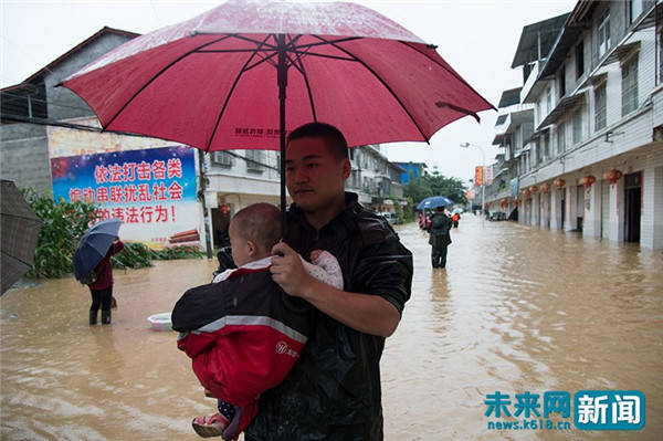 孕妇踩消防员肩膀脱困,消防员救洪水中孕妇