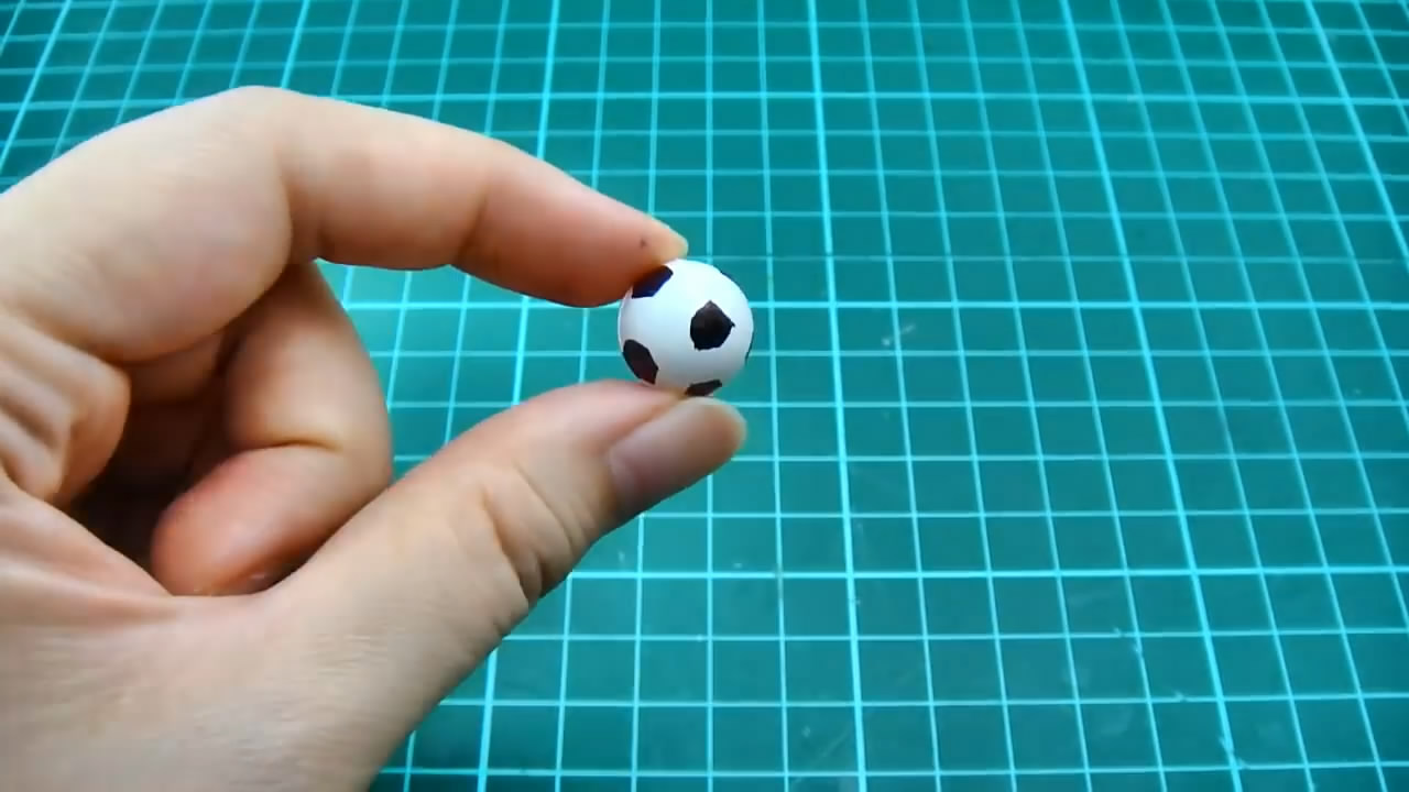 教你学会如何制作袖珍迷你的足球和球门，是不是很有创意！
