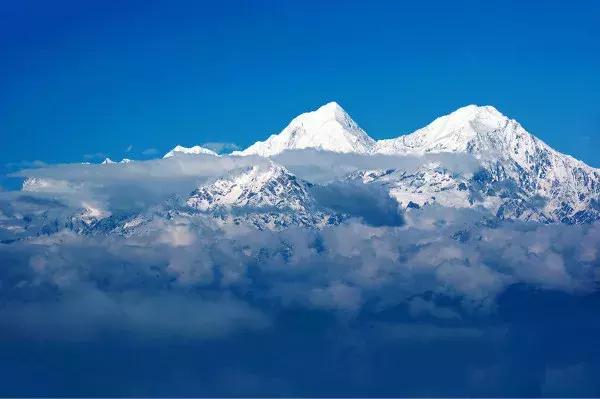 中国四川旅游看世界级的美景和可爱大熊猫,品尝当地火辣的美食!