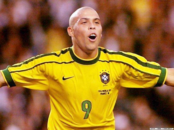 足球历史最强阵容11人,足球历史上各个位置的十大球星