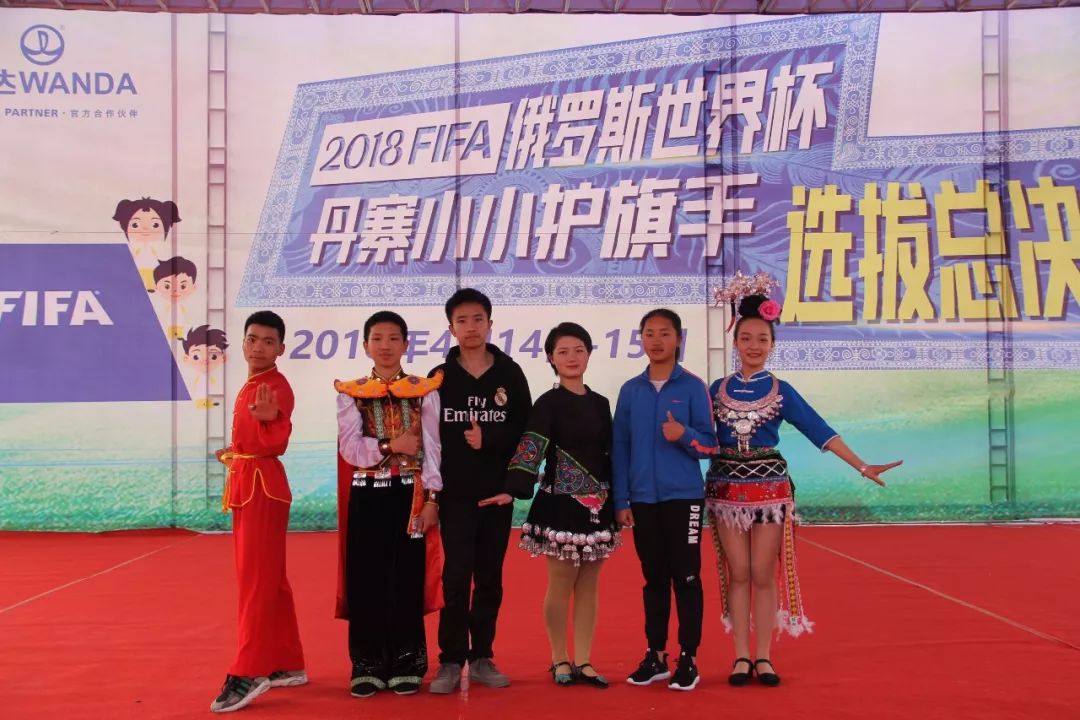 揭幕战前的3位中国护旗手,今晚的世界杯比赛直播视频回放