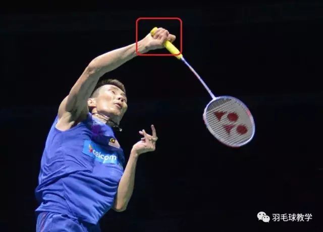 羽毛球杀球该怎么握拍,杀球时是拳式握拍还是半拳式握拍