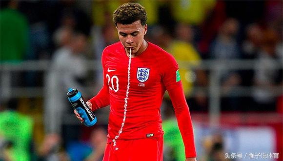 为什么球员在喝水的时候会吐水,为什么球员们都会喝完水吐掉