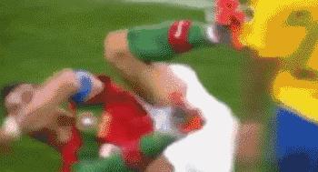 足球场上各种逗比瞬间剪辑,足球场上的搞笑瞬间拯救不开心