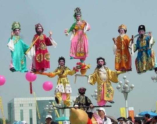 广东湛江的奇人奇事,广东湛江神奇的穿令箭民俗表演