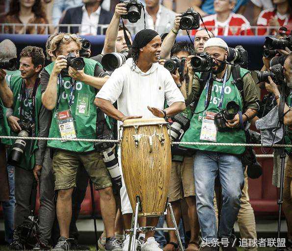 大力神杯和超模都来了！没错，这超模依旧比奖杯好看