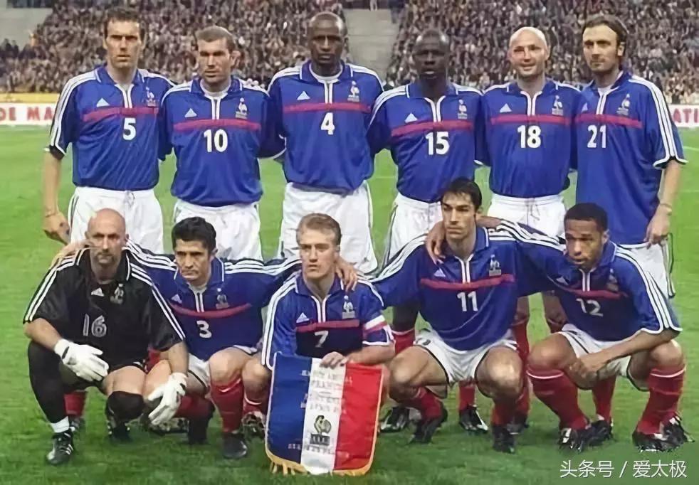 法国队2018夺冠拿大力神杯,2018世界杯法国举起大力神杯