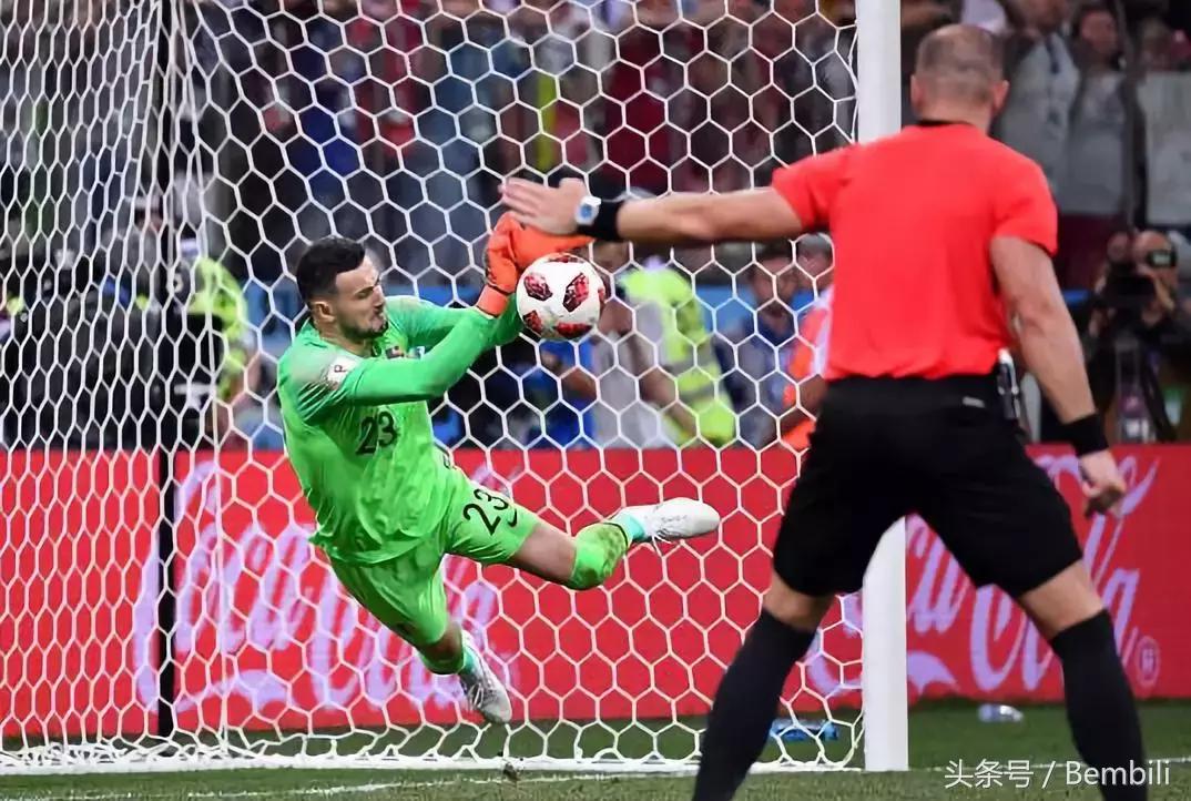 克罗地亚守门员扑出点球激动瞬间,克罗地亚门将跑到一边庆祝