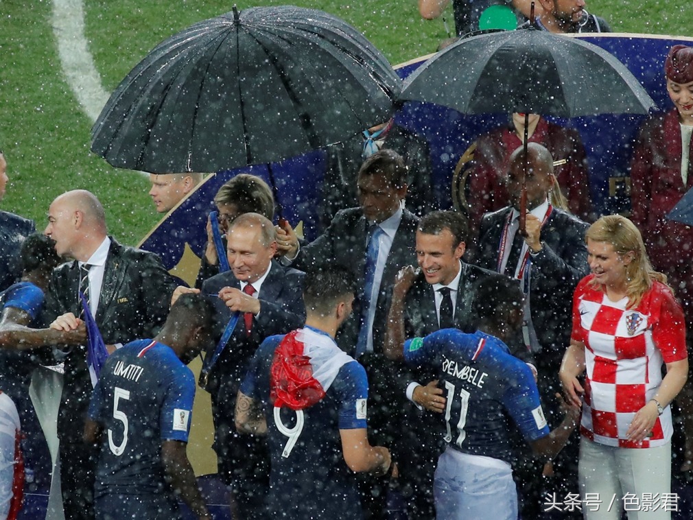 世界杯领奖台尴尬场面,俄罗斯世界杯颁奖突降暴雨