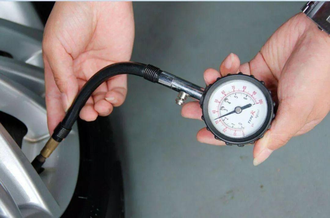 兄弟间的小动作,兄弟之间的小动作