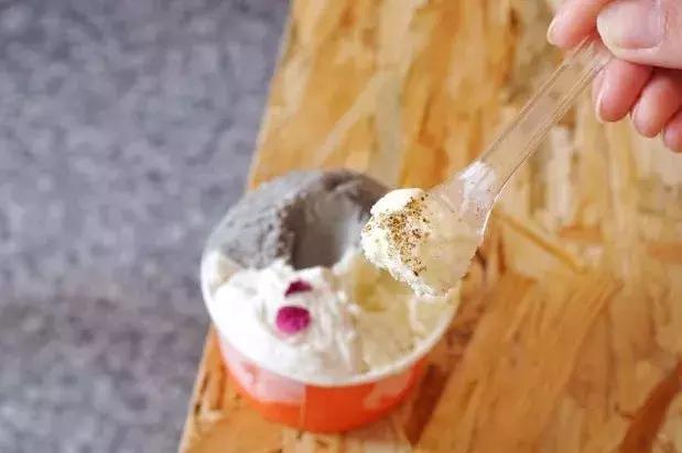 只活5分钟的短命冰激凌，花椒味PK咸蛋黄味，谁更好吃？
