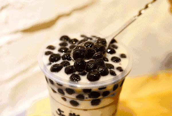 19岁男孩喝珍珠奶茶后腹痛,16岁男孩喝一杯珍珠奶茶窒息