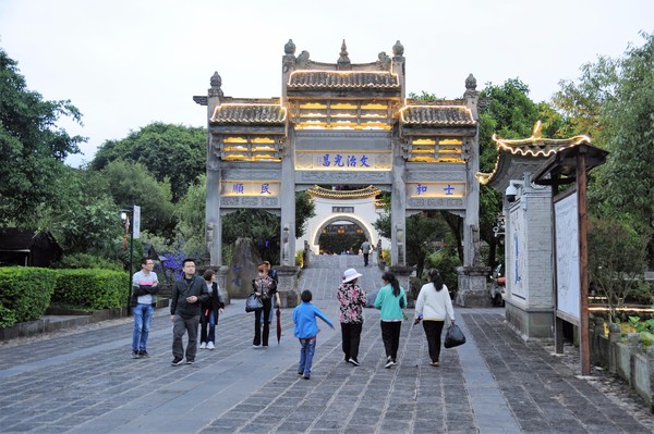 腾冲凤凰宝集泡温泉,腾冲民宿泡温泉推荐