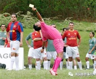 粉粉的裁判举止夸张，笑点满满，然而他却承受着巨大的委屈