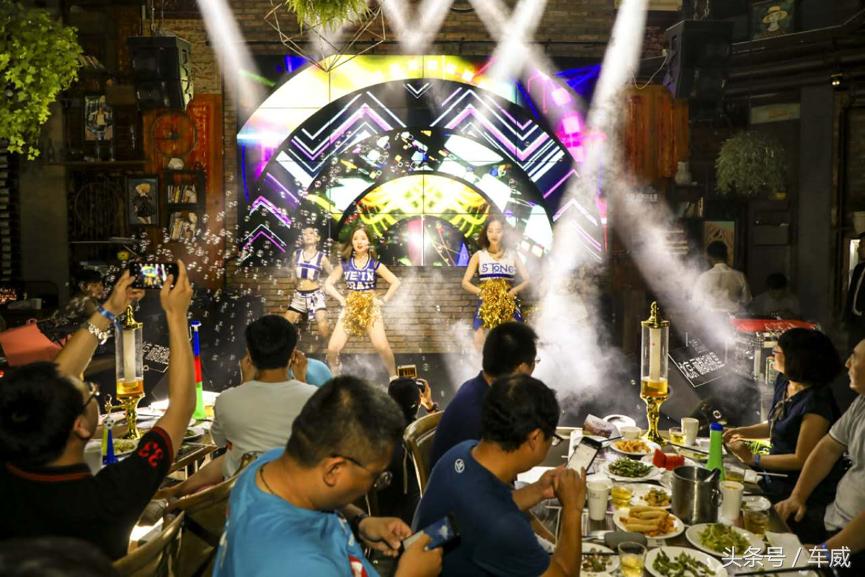 汽车与足球高清,汽车携手足球