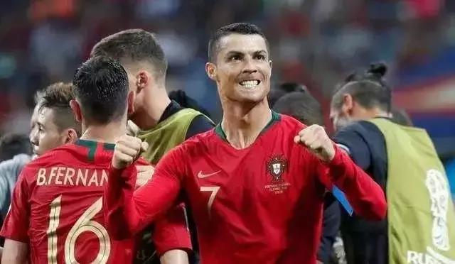 从俄罗斯到大院东，爱足球，不分时空！一群小哥哥们自己动手开辟足球场