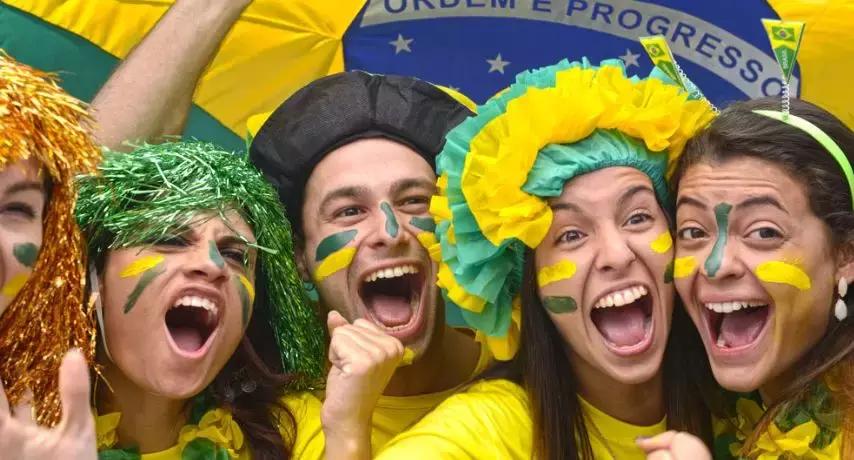 从俄罗斯到大院东，爱足球，不分时空！一群小哥哥们自己动手开辟足球场