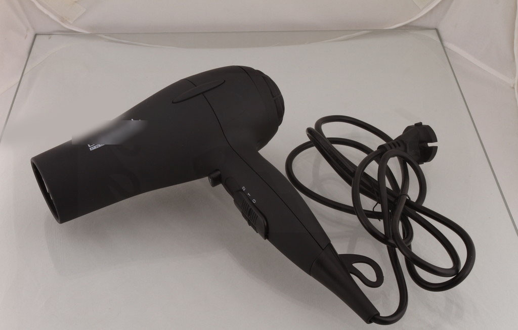 电动牙刷清理手机扬声器灰尘,用干净的牙刷弄手机灰尘