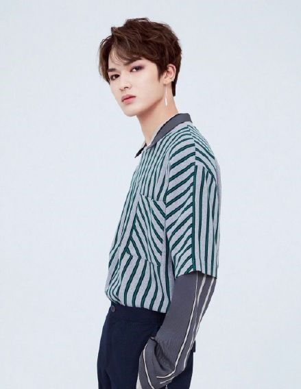 朱正廷歪头撒娇黄明昊,朱正廷吐槽捏脸