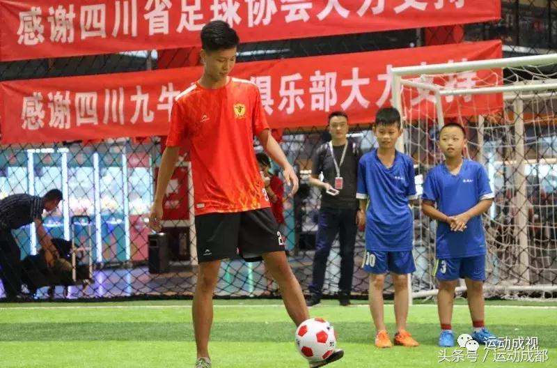 泥潭中的足球梦四川山区小学生“踢”出一片绿茵地