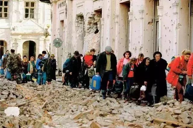 战机护航直播,克罗地亚首都数万球迷狂欢庆祝