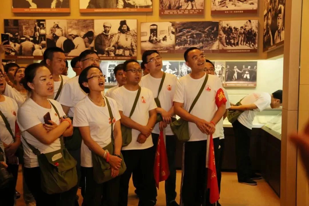 鍏ㄤ綋鍏氬憳璧村欢瀹夌孩鑹查潻鍛芥牴鎹湴,涓冨崄鍚嶅厷鍛橀綈鑱氱孩鑹叉牴鎹湴