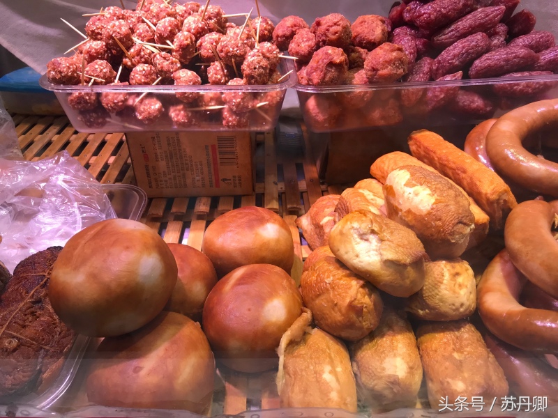 外国人品尝哈尔滨美食,外国人吃红肠