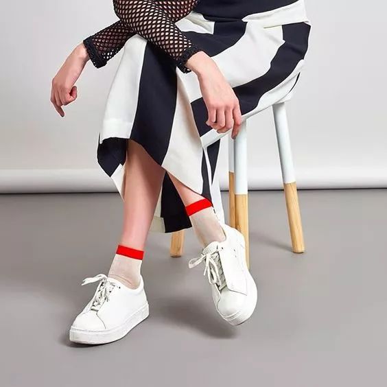 当我们穿着相同鞋子的时候,只有袜子能代表你的个性了