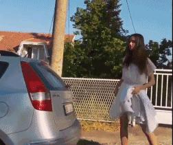 这位“不务正业”的天气女郎因足球一踹成名