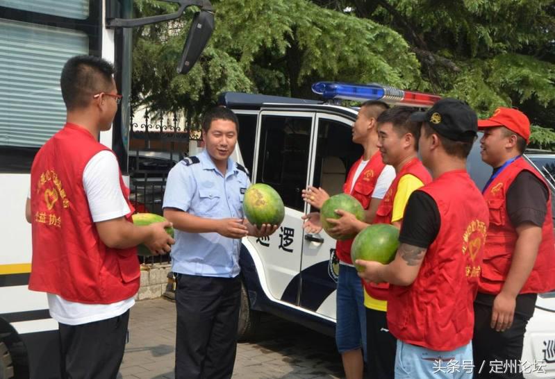 河北定州这些人竟然买了一万两千斤西瓜！给全城最可爱的人