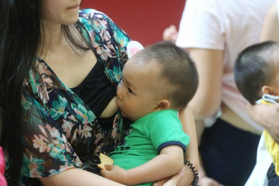 女模边哺乳边走秀，你怎么看待当众哺乳行为？