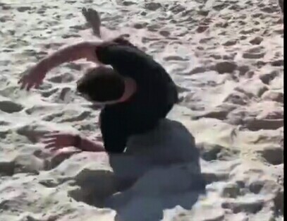 内马尔被犯规一笑而过,内马尔被犯规笑了