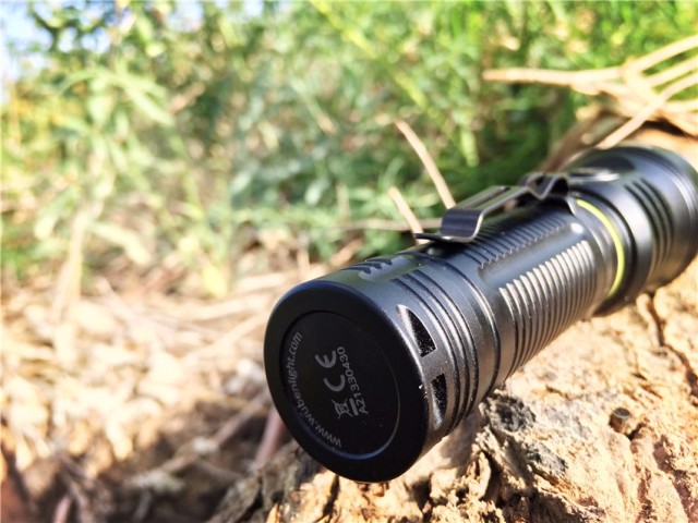 一射就是一大片，务本A214200流明直充强光手电实测