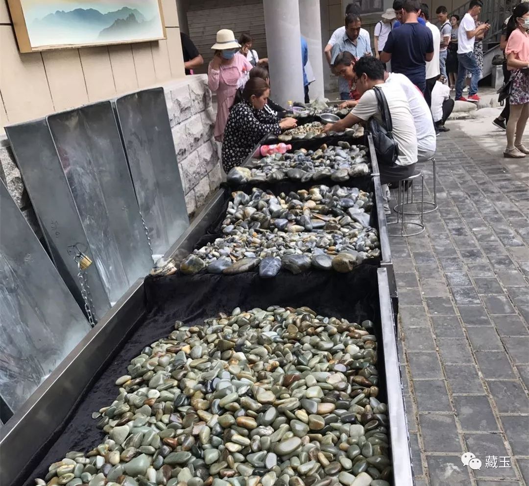 18个雕件45万！我在手机上看了一场和田玉的直播……