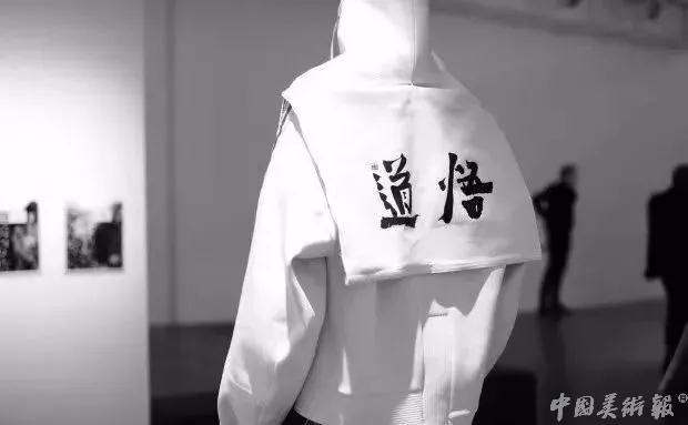 李宁拿大哥大短袖,2018年李宁纽约时装周