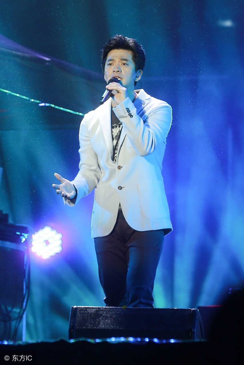 流行唱法中如何运用麦克风表现出完美音色，手持姿势的掌握是关键