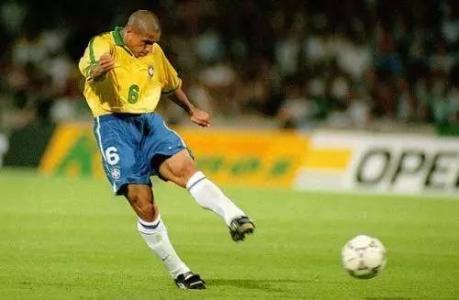 卡洛斯的惊世任意球动态,足坛逆天过人动作