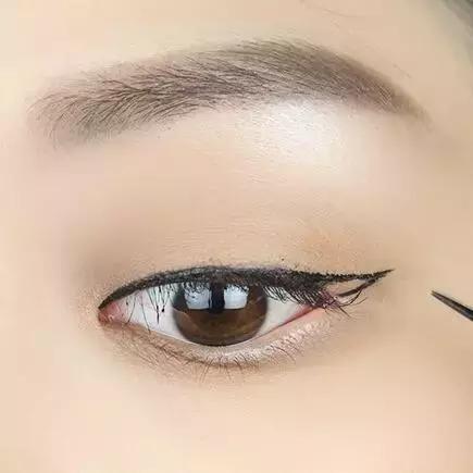 单眼皮适合的画眼线方法,单眼皮不同眼型怎么画眼线