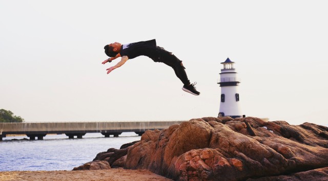 跑酷达人带你感受阻碍快感,捷波朗耳机蓝牙