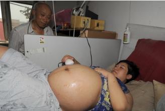 妈妈生二胎出来六岁女儿心疼大哭,18岁女孩妈妈生二胎