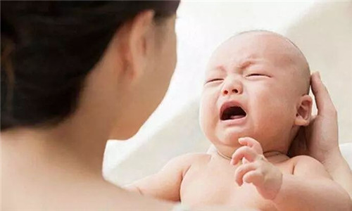 宝宝突然变得哭闹不止不睡觉,宝宝突然大哭不吃奶是什么原因