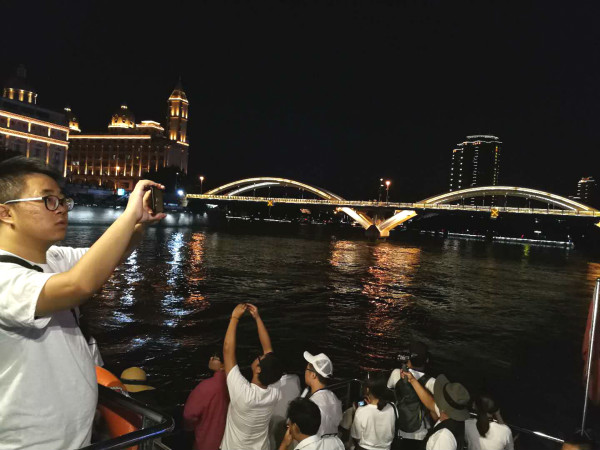 台湾青年闽江夜游被惊艳到了：淡水、爱河夜景规模气势上稍逊风骚